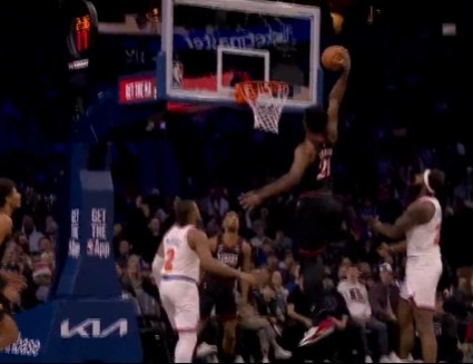 石破天惊！格莱姆斯送回传 恩比德跟进起飞满弓战斧暴力劈扣